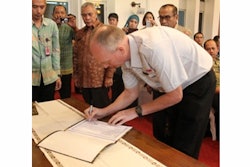 John Hartmann, CEO of Cargill Tropical Palm Holdings, signed a declaration along with others from the plantation industry. The signing took place at the residence of Alex Noerdin, Governor of South Sumatra, in Griya Agung, Palembang.