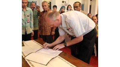 John Hartmann, CEO of Cargill Tropical Palm Holdings, signed a declaration along with others from the plantation industry. The signing took place at the residence of Alex Noerdin, Governor of South Sumatra, in Griya Agung, Palembang.