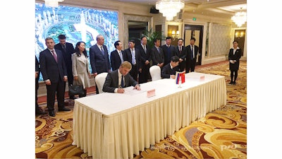 Pavel Sokolov, Russian Railways Logistics CEO and Zhao Wenmin, Zhengzhou International Land Port Development & Construction Co., CEO, sign a strategic cooperation agreement on the organization of international container train Zhengzhou (China) - Europe.