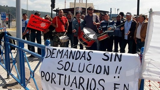 This photo is from the last union strike in January of 2014 in the Chilean Port of San Antonio. Leaders from Asoex and Fedefruta are asking the union to honor commitments made in October that they would not impede fruit from being loaded at the Port.
