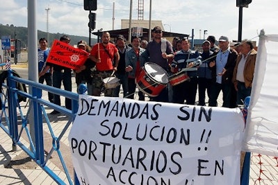 This photo is from the last union strike in January of 2014 in the Chilean Port of San Antonio. Leaders from Asoex and Fedefruta are asking the union to honor commitments made in October that they would not impede fruit from being loaded at the Port.