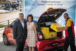 Jürgen Gerdes, CEO Post - eCommerce - Parcel at Deutsche Post DHL Group and Smart CEO Annette Winkler at the press conference on the start of the joint pilot.