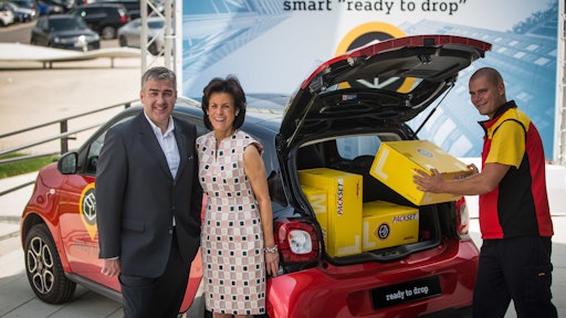 Jürgen Gerdes, CEO Post - eCommerce - Parcel at Deutsche Post DHL Group and Smart CEO Annette Winkler at the press conference on the start of the joint pilot.