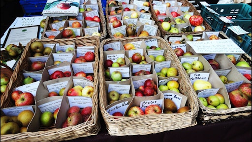 2048px Stroud Farmers Market apple selection Flickr BazzaDaRambler 59bb4df03ca3a