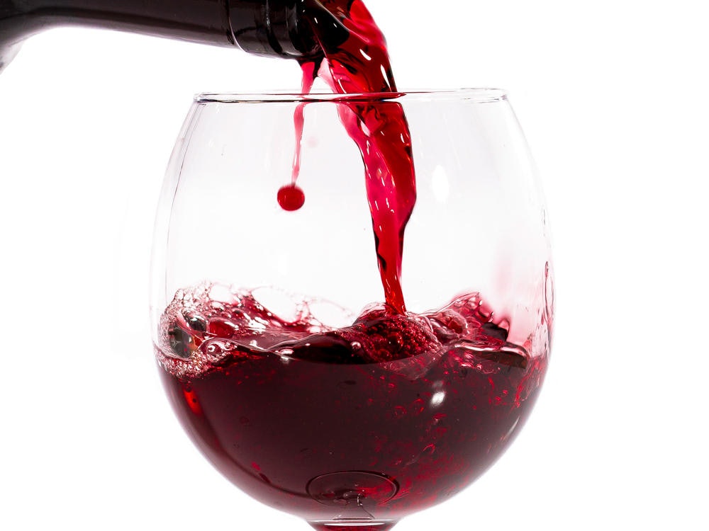 Вторая половина вина. Красное вино в бокале. Бокал с вином. Бокал красного вина. Вино льется.
