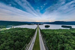 Road Between Trees 2519392