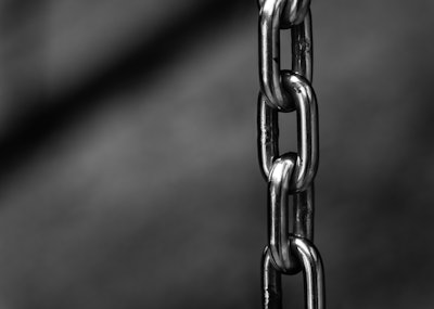Blur Chains Chrome Close Up 220237