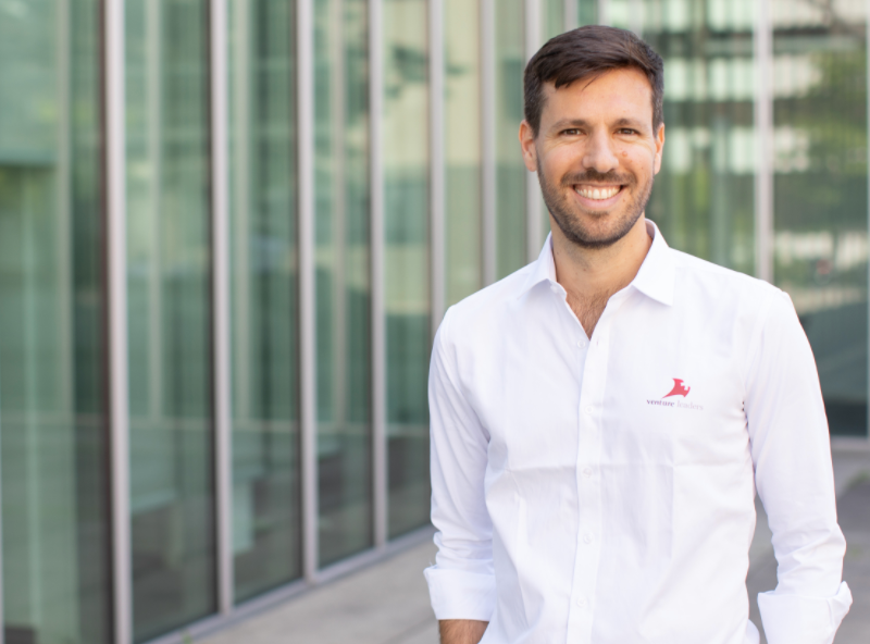 Beekeeper Daniel Sztutwojner Headshot