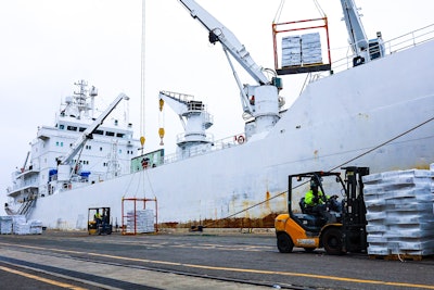 The Jacksonville Port Authority (JAXPORT) and its terminal operating partner, Enstructure, moved 4,500 tons of frozen poultry in a single breakbulk shipment onto cargo vessel Green Guatemala in December 2021.