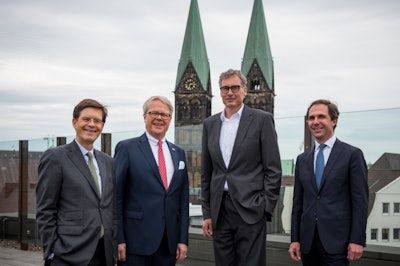 At the signing of the contract in Bremen (from left): Hans-Christian Specht and Eduard Dubbers-Albrecht (both Managing Directors at Ipsen Logistics) with Lothar Thoma (Managing Director Air & Sea at Gebrüder Weiss) and Wolfram Senger-Weiss